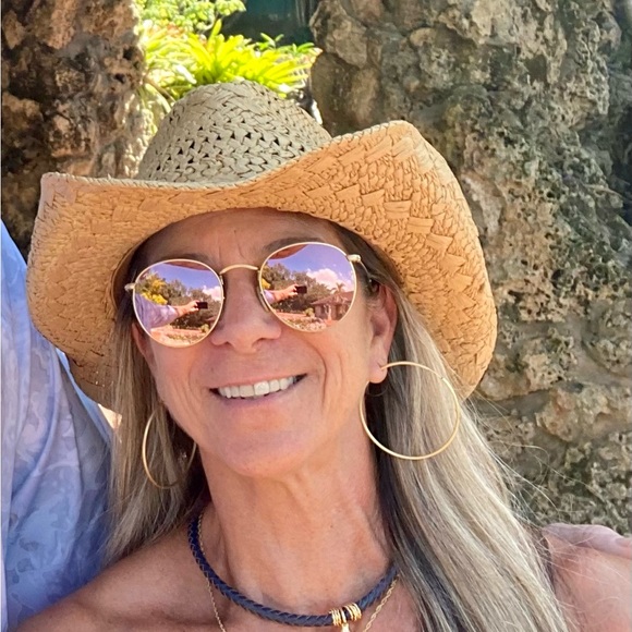 Meet your Posher, Kitty - Picture 1 of 2